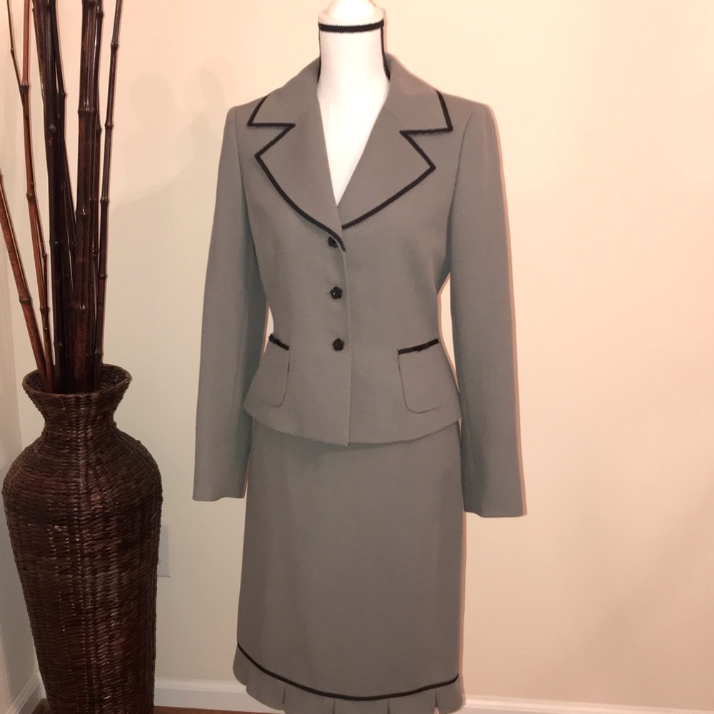 Tahari 2 piece suite